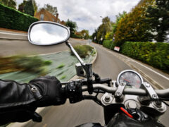 Cómo viajar seguro en moto